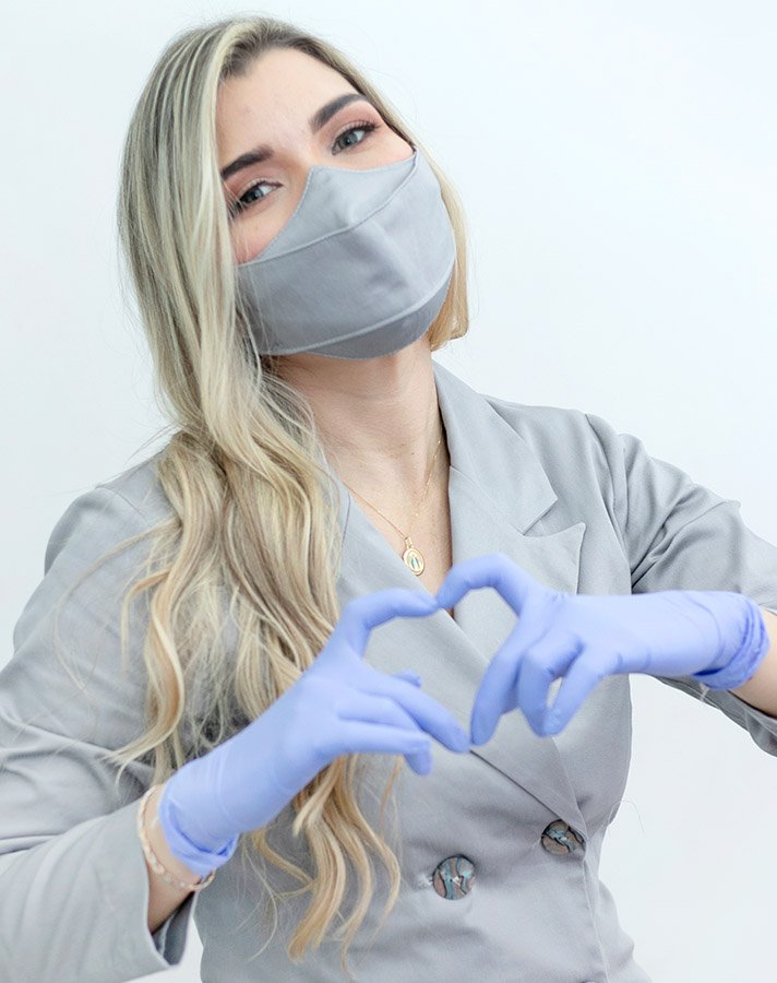 La Doctora Clara Cortissoz a punto de realizar un diseño de sonrisa en su consultorio de Barranquilla
